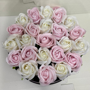 Aranjament floral Special Color in cutie rotunda cu 23 trandafiri sapun
