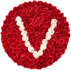 Aranjament floral personalizat cu litera, cutie rotunda neagra cu 101 trandafiri de sapun, V
