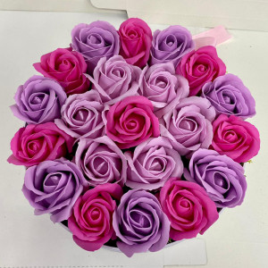 Aranjament floral Special Color in cutie rotunda cu 21 trandafiri sapun
