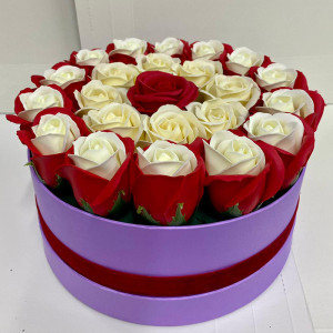 Aranjament floral Special Eternity cu 23 trandafiri sapun in cutie rotunda