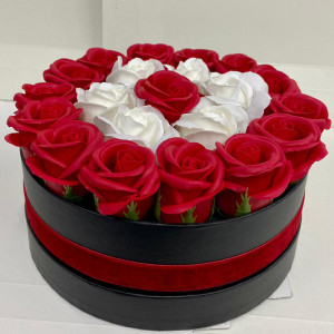 Aranjament floral Special Eternity in cutie rotunda cu 21 trandafiri sapun