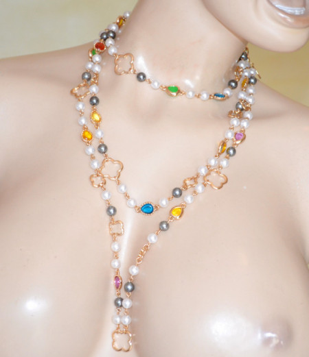 Collana donna extra lunga oro dorata ciondoli cristalli multicolore perle bianche D55