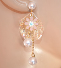 Orecchini donna pendenti perla bianca conchiglia fiore rosa catenina oro AX28