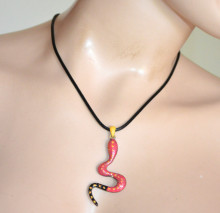 Collana donna girocollo ciondolo serpente nero rosso giallo laccio nero NX64