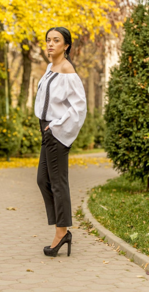 IE CONTEMPORANA, CU DANTELA NEAGRA