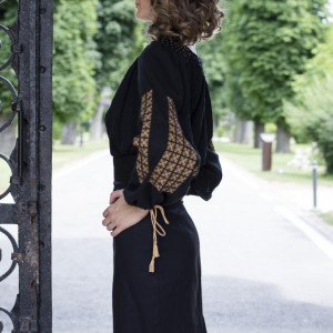 IE CONTEMPORANA NEAGRA CU BRODERIE COLOANE