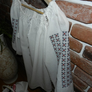 IE CONTEMPORANA ALBA CU BRODERIE COLOANE