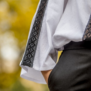 IE CONTEMPORANA, CU DANTELA NEAGRA