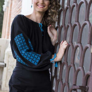 IE CONTEMPORANA NEAGRA CU BRODERIE COLOANE
