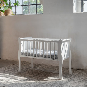 Mini Patut pentru copii, Woodies Safe Dreams Noble White Crib, 90 x 40 cm, din lemn de pin, laterale MDF, Alb