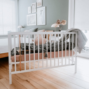 Patut Bebe Din Lemn de Pin Masiv, 120 x 60 cm, Design Impunator, Confortabil, Rezistent, 4 niveluri inaltime saltea, 3 lamele detasabile, Woodies Safe Dreams, Stardust Cot, Alb