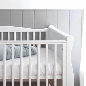 Patut Bebe Din Lemn de Pin Masiv, 120 x 60 cm, Design Impunator, Confortabil, Rezistent, 2 niveluri reglare inaltime saltea, 3 lamele detasabile, Woodies Safe Dreams, Noble Cot, Alb