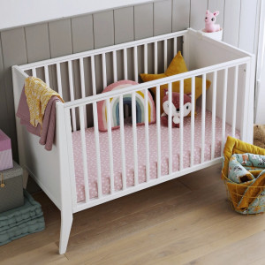 Patut Bebe Din Lemn de Pin Masiv, 120 x 60 cm, Design Impunator, Confortabil, Rezistent, 3 niveluri inaltime saltea, 3 lamele detasabile, protectie theeter, lemn de Pin, MDF, Woodies Safe Dreams, Cot Slim, Alb
