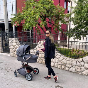 Set 4 in 1 - Carucior Copii Hot Mom Premium Dark Grey 2 in 1 + Scoica auto Joie Gemm Foggy Grey , 0-13kg + Baza isofix i-Base