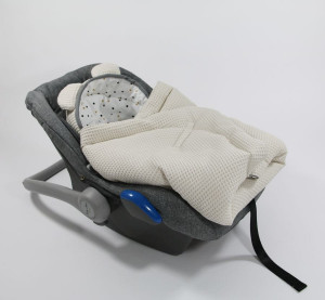 Paturica pentru Infasat Bebe in Scaun Auto, 91 x 91 cm, Fixata Cu Sistem Velcro, Tiny Star, Sweet Confetti & Beige