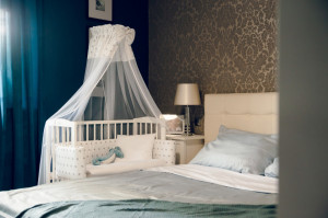 Patut pentru copii 2in1, 90 cm x 55 cm, lemn de fag, vopsea certificata, roti blocabile, laterala detasabila, co-sleeping, Saltea inclusa, Waldin, Alb