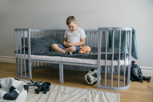 Patut Rotund Evolutiv pentru Copii, Multifunctional, 7in1, Saltele Incluse, Transformabil, Masa de Schimbat, Co-Sleeping, Tarc de Joaca, Birou, Scaune, Waldin, Gri