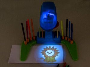 Proiector imagini de desenat cu lampa LED, 32 de modele proiectate, 8 carioci, caiet si plansa de desenat