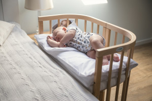 Set Patut Rotund Evolutiv pentru Copii, Multifunctional, 7in1, cu Saltele, Baldachin, Lenjerie si Aparatori Laterale, Transformabil, Masa de Schimbat, Co-Sleeping, Tarc de Joaca, Birou, Scaune, Waldin, Natural, Echipament Forest, 8L