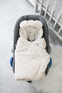Paturica pentru Infasat Bebe in Scaun Auto, 91 x 91 cm, Fixata Cu Sistem Velcro, Tiny Star, Sweet Grain & Ivory