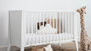 Patut Bebe Din Lemn de Pin Masiv, 120 x 60 cm, Design Impunator, Confortabil, Rezistent, 3 niveluri inaltime saltea, 3 lamele detasabile, protectie theeter, lemn de Pin, MDF, Woodies Safe Dreams, Cot Slim, Alb
