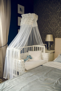 Patut pentru copii 2in1, 90 cm x 55 cm, lemn de fag, vopsea certificata, roti blocabile, laterala detasabila, co-sleeping, Saltea inclusa, Aparatoare laterala din bumbac, Waldin, Cover, Gri, 8S1