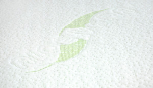 Perna antisufocare pentru copii pentru carucior Sensillo LUXE cu aloe vera 38x30 cm