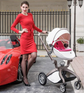 Set 4 in 1 - Carucior Hot Mom Premium Alb 2 in 1, pernita roz + Scoica auto Joie Gemm Foggy Grey, 0-13kg + Baza isofix i-Base