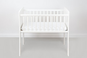 Set Patut suplimentar pentru copii, 90 x 40 cm, din lemn de pin, laterale MDF, Woodies Safe Dreams, Classic Crib, Alb + Saltea pentru patut copii, husa cu fermoar, detasabila, Mykids, Cocos, Confort II, 90 x 40 x 8 cm