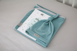 Set pentru bebelusi nou-nascuti, Paturica de Infasat, Bumbac, 100 cm x 100 cm, Certificat amintire, Caciuliuta 0 - 3 luni, Tiny Star, Breeze