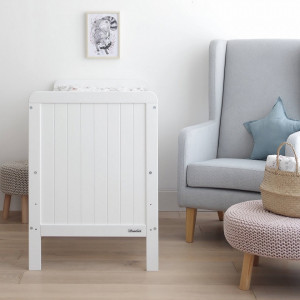 Patut Bebe Din Lemn de Pin Masiv, 120 x 60 cm, Design Impunator, Confortabil, Rezistent, 3 niveluri inaltime saltea, 3 lamele detasabile, Woodies Safe Dreams, Country Cot, Alb