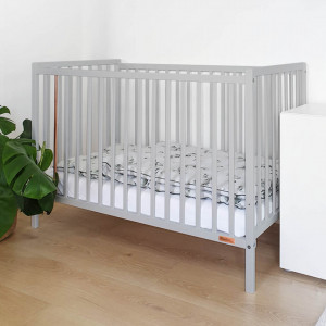 Patut Bebe Din Lemn de Pin Masiv, 120 x 60 cm, Design Impunator, Confortabil, Rezistent, 4 niveluri inaltime saltea, 3 lamele detasabile, Woodies Safe Dreams, Stardust Cot, Grey