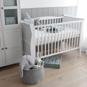 Patut Bebe Din Lemn de Pin Masiv, 120 x 60 cm, Design Impunator, Confortabil, Rezistent, 2 niveluri reglare inaltime saltea, 3 lamele detasabile, Woodies Safe Dreams, Noble Cot, Alb