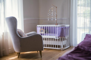 Patut Rotund pentru Copii, Multifunctional, Waldin, 5in1, cu Sistem de Leganare, Saltele Incluse, Co-Sleeper, Tarc de Joaca, Masa si Scaun pentru Activitati, Alb cu Echipament Mov