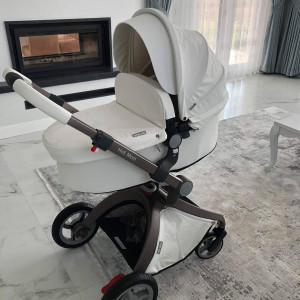 Set 4 in 1 - Carucior Hot Mom Premium Alb 2 in 1, pernita roz + Scoica auto Joie Gemm Foggy Grey, 0-13kg + Baza isofix i-Base