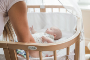 Set Patut Rotund Evolutiv pentru Copii, Multifunctional, 7in1, cu Saltele, Baldachin, Lenjerie si Aparatori Laterale, Transformabil, Masa de Schimbat, Co-Sleeping, Tarc de Joaca, Birou, Scaune, Waldin, Natural, Echipament Roz, 77