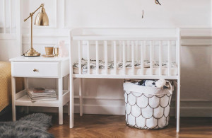 Set Patut suplimentar pentru copii, 90 x 40 cm, din lemn de pin, laterale MDF, Woodies Safe Dreams, Classic Crib, Alb + Saltea pentru patut copii, husa cu fermoar, detasabila, Mykids, Cocos, Confort II, 90 x 40 x 8 cm