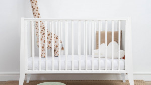 Set Woodies Safe Dreams - Patut Bebe Din Lemn Masiv, Slim Alb, 120 X 60 CM + Saltea Cocos Confort II 10 c