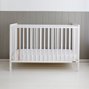 Patut Bebe Din Lemn de Pin Masiv, 120 x 60 cm, Design Impunator, Confortabil, Rezistent, 4 niveluri inaltime saltea, 3 lamele detasabile, Woodies Safe Dreams, Stardust Cot, Alb