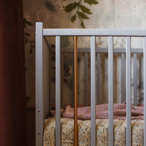 Patut Bebe Din Lemn de Pin Masiv, 120 x 60 cm, Design Impunator, Confortabil, Rezistent, 4 niveluri inaltime saltea, 3 lamele detasabile, Woodies Safe Dreams, Stardust Cot, Grey