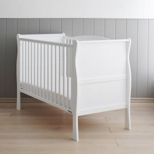 Patut Transformabil din Lemn Masiv de Pin, MDF, 140 x 70 cm, pentru copii si junior, vopsea certificata, 2 trepte de reglare inaltime, protectie theeter, 3 lamele detasabile, Woodies Safe Dreams, Noble, Alb