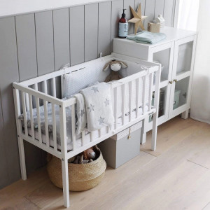 Set Patut suplimentar pentru copii, 90 x 40 cm, din lemn de pin, Woodies Safe Dreams, Crib Dream, Alb + Saltea pentru patut copii, husa cu fermoar, detasabila, Mykids, Cocos, Confort II, 90 x 40 x 8 cm