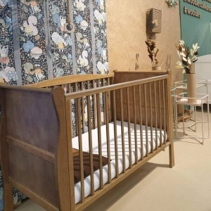 Patut Bebe Din Lemn de Pin Masiv, 120 x 60 cm, Design Impunator, Confortabil, Rezistent, 2 niveluri reglare inaltime saltea, protectie theeter, 3 lamele detasabile, Woodies Safe Dreams, Noble Cot, Vintage