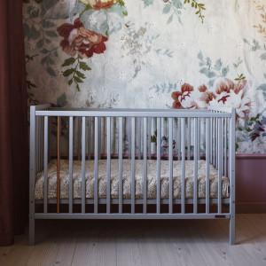 Patut Bebe Din Lemn de Pin Masiv, 120 x 60 cm, Design Impunator, Confortabil, Rezistent, 4 niveluri inaltime saltea, 3 lamele detasabile, Woodies Safe Dreams, Stardust Cot, Grey