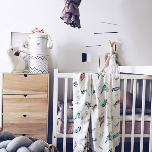 Patut Bebe Din Lemn de Pin Masiv, 120 x 60 cm, Design Impunator, Confortabil, Rezistent, 2 niveluri inaltime saltea, 3 lamele detasabile, Woodies Safe Dreams, Cot Dream, Alb