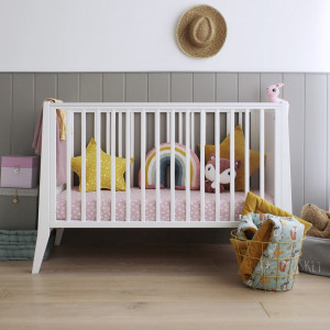 Patut Bebe Din Lemn de Pin Masiv, 120 x 60 cm, Design Impunator, Confortabil, Rezistent, 3 niveluri inaltime saltea, 3 lamele detasabile, protectie theeter, lemn de Pin, MDF, Woodies Safe Dreams, Cot Slim, Alb