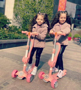 Hot Mom Wind Rider Pink Seat - Trotineta cu Scaun, Pentru Copii 2 - 9 ani, Structura Robusta, Ghidon Flexibil, Usor de Manevrat, Pana la 50 kg