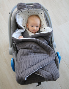 Paturica pentru Infasat Bebe in Scaun Auto, 91 x 91 cm, Fixata Cu Sistem Velcro, Tiny Star, Sweet Confetti & Graphite