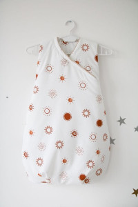 Sac de dormit pentru bebelusi Tiny Star Sunshine, 75 cm, Bumbac, Alb / Imprimeu Soare