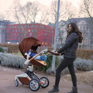 Set 4 in 1 - Carucior Hot Mom Coffe 2 in 1 + Scoica auto Joie i-Size i-Gemm 2 Pebble + Baza isofix i-Base